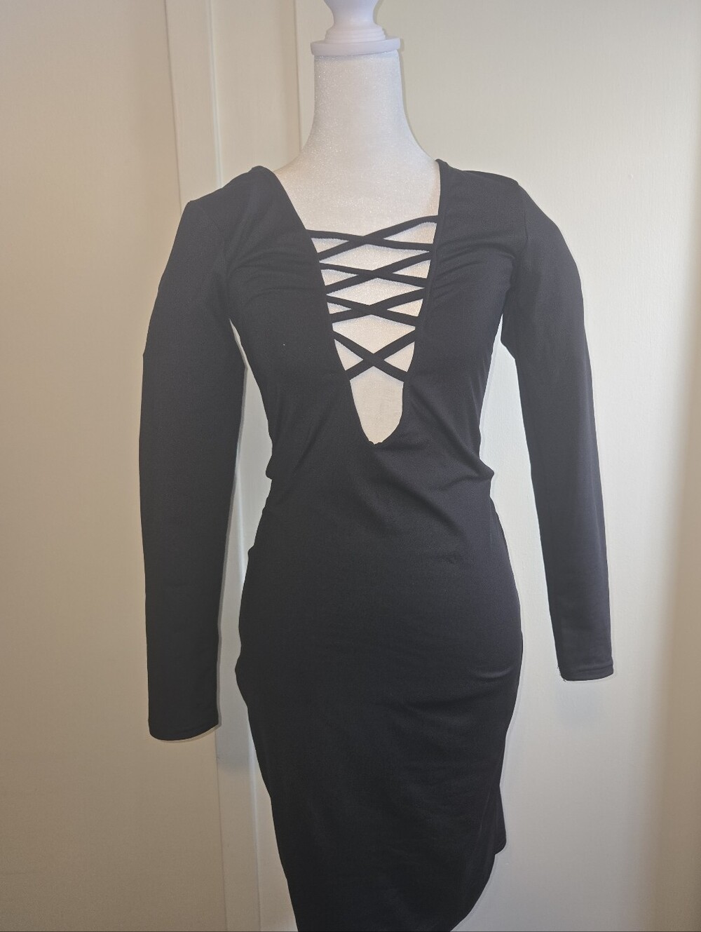Black Long-Sleeve Crisscross Plunge Bodycon Dress
